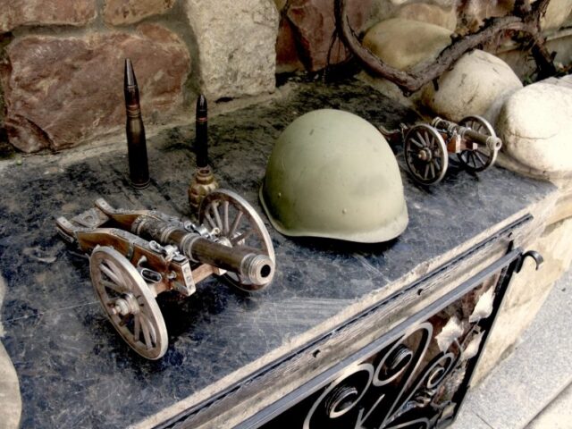 Por supuesto siempre se hace referencia a las armas, comunismo o simplemente la guerra de Transnistria. Habían muchas más en otros lugares, pero me cansé de hacer fotos y no me apetecía en convertirlo en un museo de las armas repitiendo más de lo mismo.