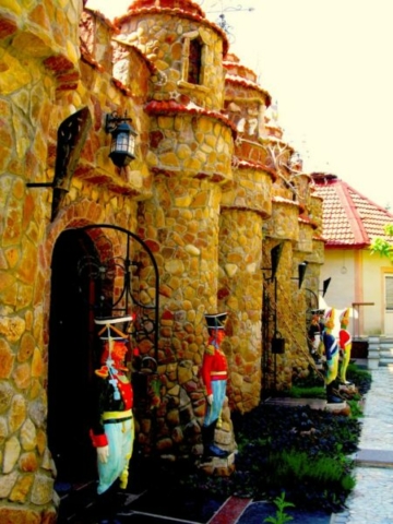Otro complejo de edificios al más puro estilo pequeño castillo con sus pequeñas habitaciones. Cabe destacar, que cada uno de estas esculturas ha sido creada a mano por presos de la cárcel de Transnistria.