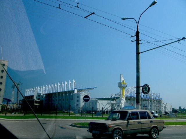 Estadio de futbol del Sheriff de Tiraspol. El estadio, como dijimos antes es un estadio UEFA, muy moderno y con capacidad para 14.300 espectadores en una ciudad de tan solo 160.000 habitantes. Curiosamente el FC Tiraspol usa este mismo estadio para sus partidos, aunque actualmente se está construyendo un segundo estadio en las afueras de Tiraspol.