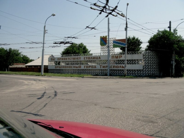 Aquí se nos da la bienvenida a la ciudad de Tiraspol, literalmente dice: "Bienvenidos a Prednestrovie (ПМР). El país condecorado - Tiraspol."