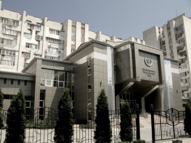 Y bueno, aquí nos encontramos con el Banco Central de la República de Transnistria. Por supuesto es la que expede su propia moneda, no reconocida tampoco en ningún otro país, imposible de usar en ninguna otra región ni cambiar... y por supuesto, fabrican tantos billetes como les plazca sin el control de ninguna institución, así que la mafia está asegurada. Cambiar billetes aquí es sinónimo de regalar dinero, a menos que uses los Rublos de Transnistria en menos de 10 horas antes de salir del país, que es el tiempo por el cual nos permiten estar en esta región.
