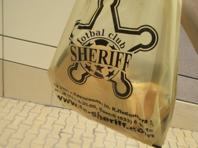Poco espués de entrar en la tienda compré la camiseta del Sheriff de Tiraspol, curiosamente la camiseta oficial me costó 7 euros al cambio, por la bolsa me cobraron 0.04 euros (al cambio 50 kopecks).