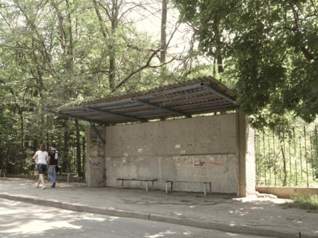 Parada de autobús en una de las calles principales de Tiraspol