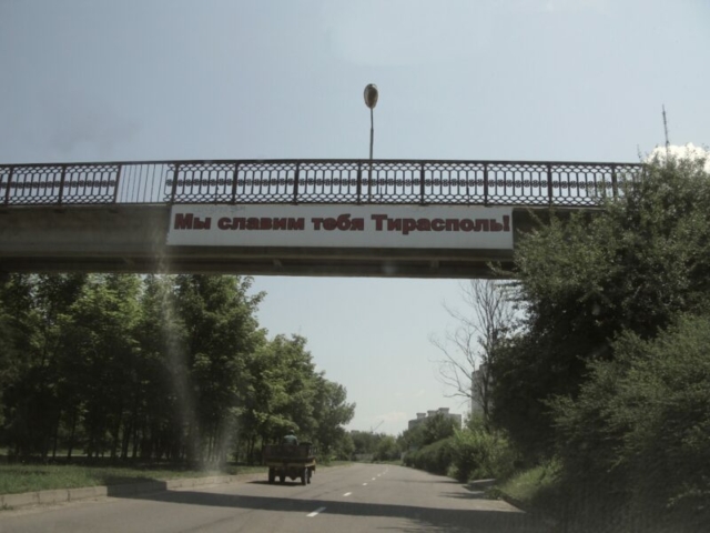 El cartel dice "Te glorificamos Tiraspol"