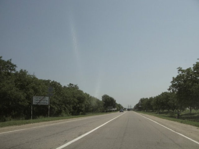 Curiosamente la recta a la salida de Tiraspol, camino hacia Ucrania, mide nada más y nada menos que 14 km. Está preparada para fines militares como aterrizaje de cazas en caso de guerra, algo muy frecuente en paises como Corea del Norte donde las carreteras son realmente aeropuertos con enormes pistas y por ello imposibles o muy difíciles de destruir totalmente.