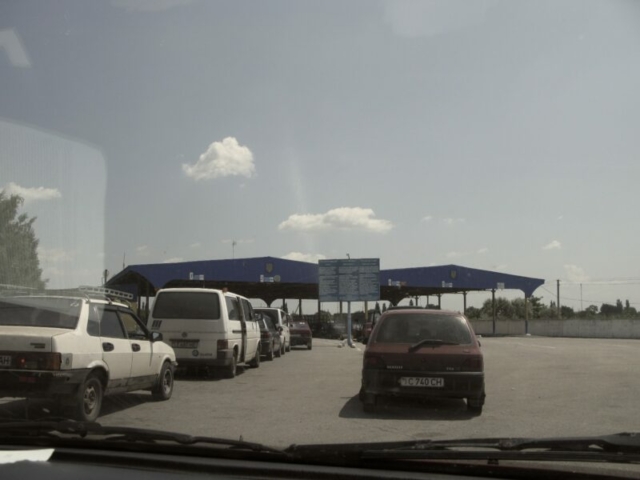 En tierra de nadie, esperando cruzar a Ucrania (entrada)
