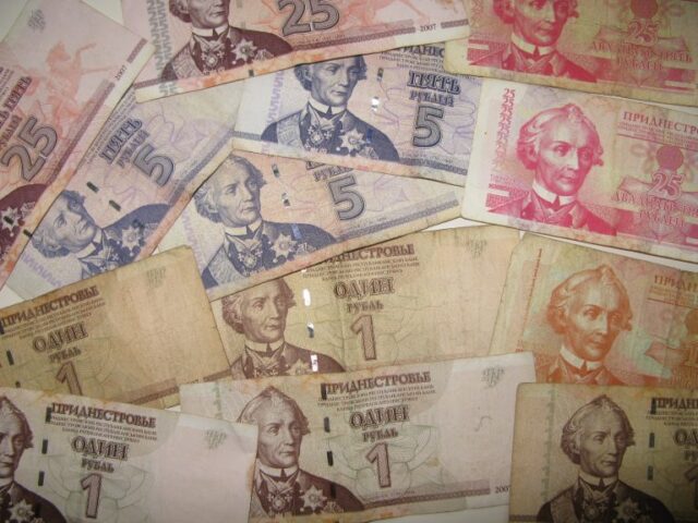 Como alguien dijo alguna vez, si nos hubiesen dado billetes del monopoli, tendrían exactamente la misma validez que estos. Cambié simplemente dinero para guardarmelo de recuerdo y para poder comprar la camiseta del equipo de fútbol.