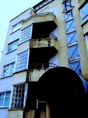 El estado de muchos de estos edificios es deplorable y va empeorando a medida que nos vamos acercando al lugar a visitar. El estado de muchos de estos edificios es deplorable y va empeorando a medida que nos vamos acercando al lugar a visitar.