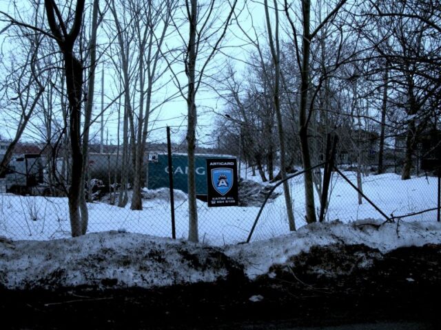 Aquí ya vemos el primer cartel de zona protegida por seguridad privada. Aquí ya vemos el primer cartel de zona protegida por seguridad privada.