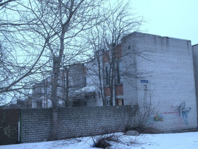 Aún seguimos viendo estos bloques, cada cual más cuadrado y gris. Aunque como turistas nos parezca atractivo por los lugares abandonados y demás, vivir aquí sería otra historia. Aún seguimos viendo estos bloques, cada cual más cuadrado y gris. Aunque como turistas nos parezca atractivo por los lugares abandonados y demás, vivir aquí sería otra historia.
