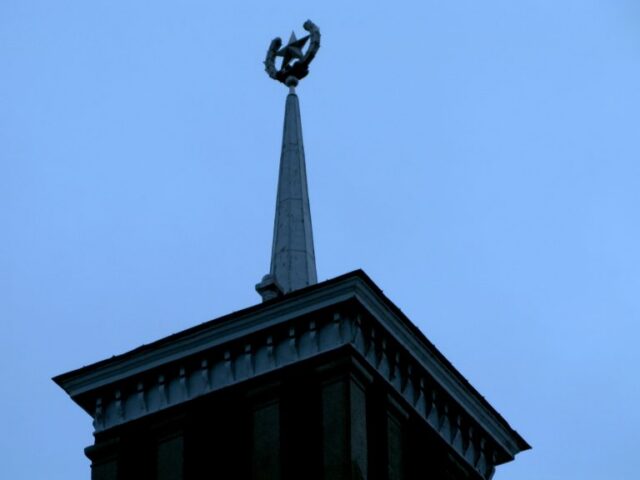 La estrella soviética por el camino nos deja un recuerdo de lo que fue la época por aquel entonces, indicando que reino el socialismo y comunismo de la URSS. La estrella soviética por el camino nos deja un recuerdo de lo que fue la época por aquel entonces, indicando que reino el socialismo y comunismo de la URSS.