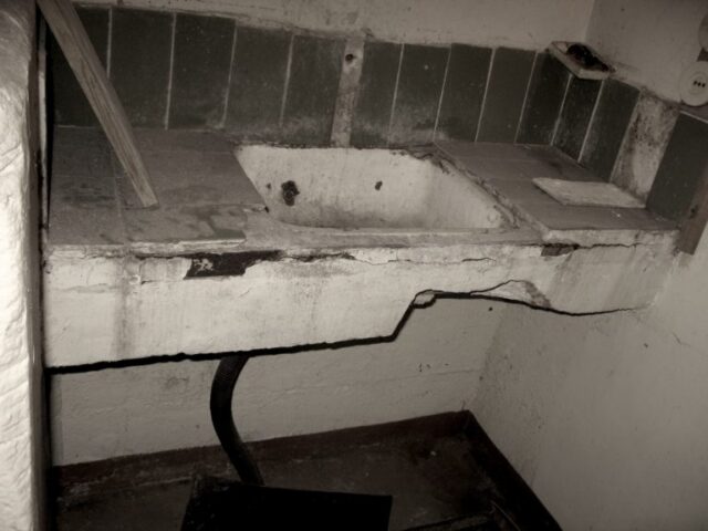 Con lavabo incluido, en bastante mal estado por cierto Con lavabo incluido, en bastante mal estado por cierto