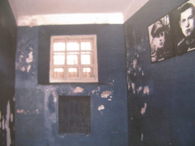 En estas celdas habían entre 15 y 20 prisioneros. El suelo era completamente de cemento y tenían que dormir todos ellos en el suelo directamente sobre ello. Las paredes eran muy humedas y la las luces aquí dentro no se apagaban jamás, funcionaban día y noche, haciendo imposible dormir con todo ello.